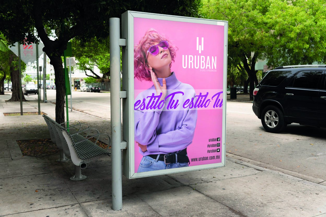 Mupi publicitario con campaña de moda en vía pública